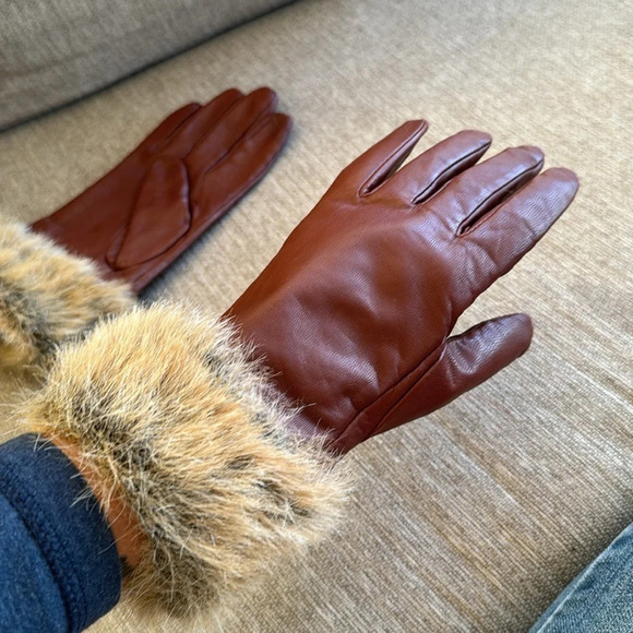 Brown leather gloves with faux fur fit like a large - Picture 3 of 6